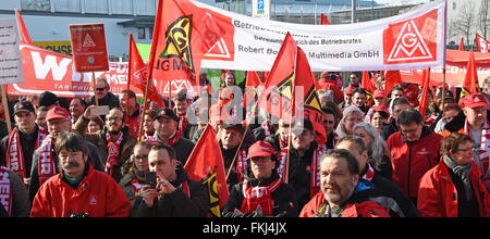 Hannover, Germania. 09Mar, 2016. IG Metall europea membri dimostrare con poster e insegne all'inizio della contrattazione collettiva per i circa 85.000 dipendenti in metallo e industria elettrica in Bassa Sassonia a Hannover, Germania, 09 marzo 2016. Foto: HOLGER HOLLEMANN/dpa/Alamy Live News Foto Stock