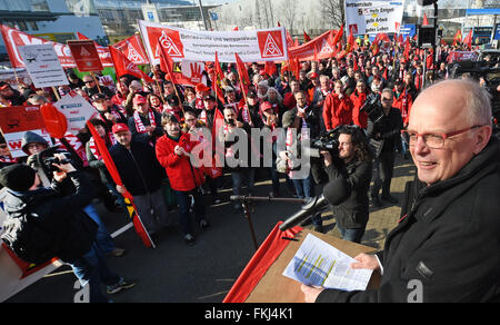 Hannover, Germania. 09Mar, 2016. Hartmut Meine, leader regionale della IG Metall per la regione della Bassa Sassonia e Sassonia-Anhalt, parla di dimostrazione di IG Metall i membri dell'Unione all'inizio della contrattazione collettiva per i circa 85.000 dipendenti in metallo e industria elettrica in Bassa Sassonia a Hannover, Germania, 09 marzo 2016. Foto: HOLGER HOLLEMANN/dpa/Alamy Live News Foto Stock