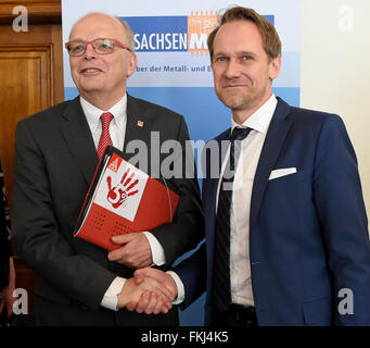 Hannover, Germania. 09Mar, 2016. Hartmut Meine, leader regionale della IG Metall per la regione della Bassa Sassonia e Sassonia-Anhalt, e Torsten Muscharski (R), AGB Allgemeine Baumaschinen-Gesellschaft mbH, agitare le mani all'inizio della contrattazione collettiva per i circa 85.000 dipendenti in metallo e industria elettrica in Bassa Sassonia a Hannover, Germania, 09 marzo 2016. Foto: HOLGER HOLLEMANN/dpa/Alamy Live News Foto Stock