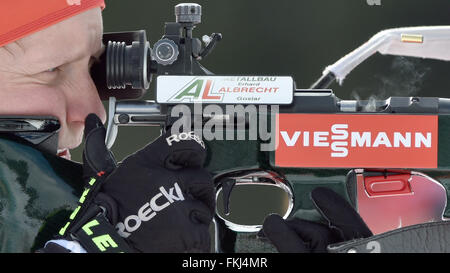 Oslo, Norvegia. 9 Marzo, 2016. Il tedesco Franziska Hildebrand al poligono durante l'azzeramento prima le donne 15km gara individuale presso i Campionati Mondiali di Biathlon in Holmenkollen Ski Arena, Oslo, Norvegia, 09 marzo 2016. Credito: dpa picture alliance/Alamy Live News Foto Stock