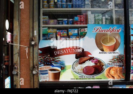 Una bodega in East Harlem, prevalentemente un quartiere ispanico in Manhattan. Foto Stock