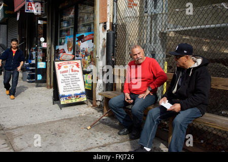 A New York City street in East Harlem, noto anche come "El Barrio" a causa del gran numero di ispanici che vivono lì. Foto Stock