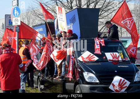 Hannover, Germania. 09Mar, 2016. IG Metall europea membri dimostrare con poster e bandiere all'inizio della contrattazione collettiva per i circa 85.000 dipendenti in metallo e industria elettrica in Bassa Sassonia a Hannover, Germania, 09 marzo 2016. Foto: HOLGER HOLLEMANN/dpa/Alamy Live News Foto Stock