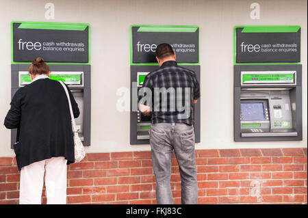 La gente usa ATM Bancomat nel Regno Unito Foto Stock