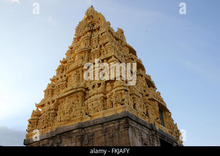 Top cupola del golden gopura, l'ingresso al Tempio Chennakesava a Belur, Karnataka, con intricati scolpitura Foto Stock