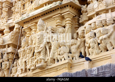 Porzione della cupola dorata del Gopuram egli entrata al Tempio Chennakesava a Belur, Karnataka, sculture e architettura del tempio Foto Stock