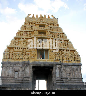 Gopuram, l'ingresso al Tempio Chennakesava a Belur, Karnataka, ingresso coronata da golden gopura con intricati scolpitura Foto Stock