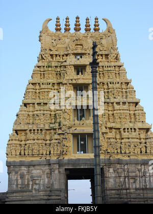 Gopuram, l'ingresso al Tempio Chennakesava a Belur, Karnataka, ingresso coronata da golden gopura con intricati scolpitura Foto Stock