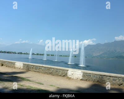 Fontane in Dal lago lungo Boulevard Road vicino alla strada che conduce a Chshma Shahi, Srinagar Kashmir. Foto Stock