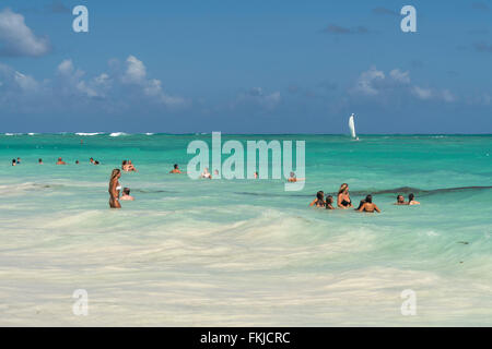 I turisti la balneazione in oceano, Playa Bavaro, Punta Cana, Repubblica Dominicana, Caraibi, America,
