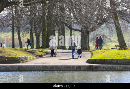 Le persone che si godono il sole in Duthie Park, Aberdeen Scotland, Regno Unito Foto Stock