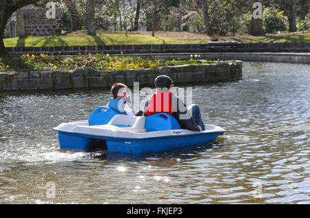 Per coloro che godono di un pedalò sul laghetto di canottaggio in Duthie Park, Aberdeen Scotland, Regno Unito Foto Stock