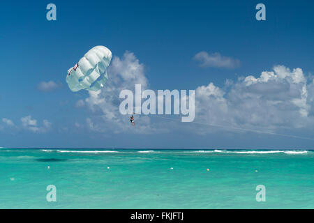 Il parasailing a Playa Bavaro, Punta Cana, Repubblica Dominicana, Caraibi, America,