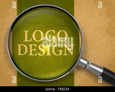 Logo Design attraverso il Loupe su una vecchia carta. Foto Stock