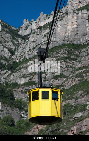 Chiusura del cavo giallo auto ascendente della cabina montagna di Montserrat a monastero Foto Stock