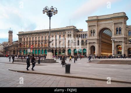 Italia: Piazza del Duomo con la Galleria Vittorio Emanuele II (a destra) a Milano. Foto da 3. Marzo 2016. Foto Stock