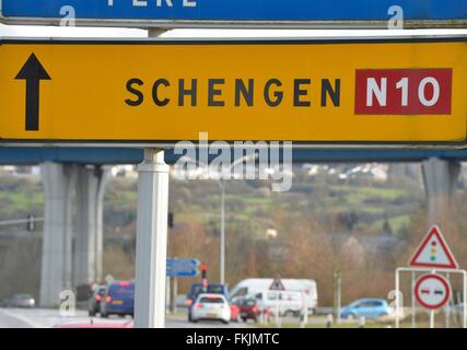 Cartello stradale Schengen Schengen, Marzo 7, 2016. Foto Stock