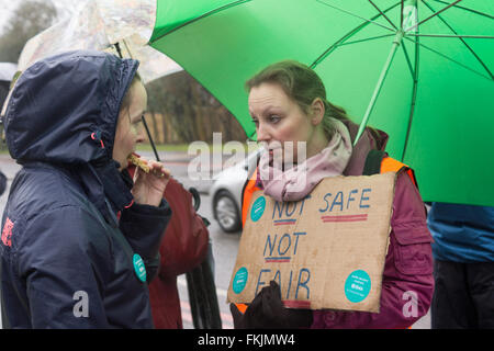 Oxford, Regno Unito, 9 marzo 2016 i medici junior formano una linea di picket nonostante le intemperie di questa mattina, durante l'inizio del primo sciopero medico nel Regno Unito per 40 anni. I medici fanno una vista colorata mentre si accoccolano sotto gli ombrelli. NELLA FOTO: Dr Rachel Clarke (lato) e collega. Credit: Bridget Catterall/Alamy Live News Foto Stock