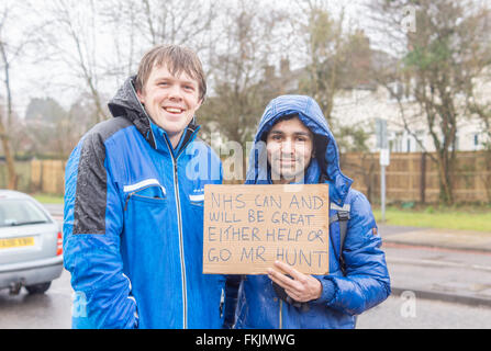Oxford, Regno Unito, 9 marzo 2016 i medici junior formano una linea di raccolta nonostante il maltempo di questa mattina, durante l'inizio del primo sciopero dei medici nel Regno Unito per 40 anni. . Credito: Bridget Catterall/Alamy Live News Foto Stock