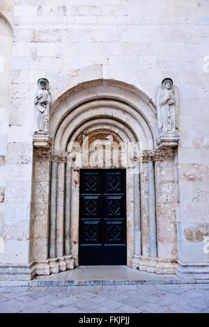 Chiesa di St Donal & Cattedrale Romanica Anastasia e il museo archeologico con campanile,Harbour Bridge,Tramonto,Zadar, Croazia Foto Stock