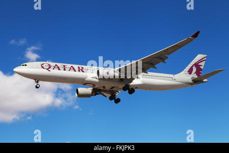 La Qatar Airways Airbus A330-302 avvicinamento all Aeroporto El Prat di Barcellona, Spagna. Foto Stock