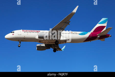 Un Eurowings Airbus A320-214 avvicinamento all Aeroporto El Prat di Barcellona, Spagna. Foto Stock