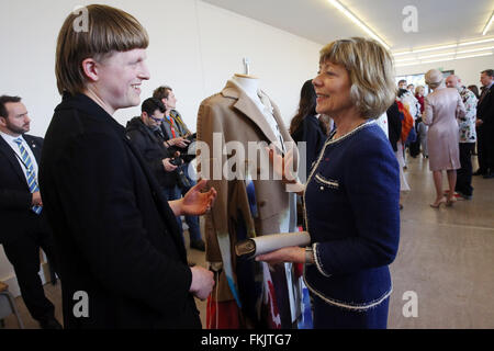 Anversa, Belgio. 09Mar, 2016. Il compagno di vita del Presidente tedesco, Daniela Schadt (R) parla tedesco con studente di moda, Timo Zuerndorf, presso l'Accademia di Moda di Anversa, Belgio, 09 marzo 2016. Il Presidente tedesco è su una visita di tre giorni in Belgio. Foto: WOLFGANG KUMM/dpa/Alamy Live News Foto Stock