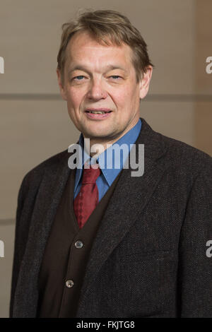 Amburgo, Germania. 09Mar, 2016. Franz Wilhelm Kaiser, il nuovo direttore del Bucerius Kunst Forum gallery di Amburgo, pone nella galleria di Amburgo, Germania, 09 marzo 2016. La lunga curatore del Gemeentemuseum Den Haag si sta muovendo ad Amburgo. Foto: LUKAS SCHULZE/dpa/Alamy Live News Foto Stock