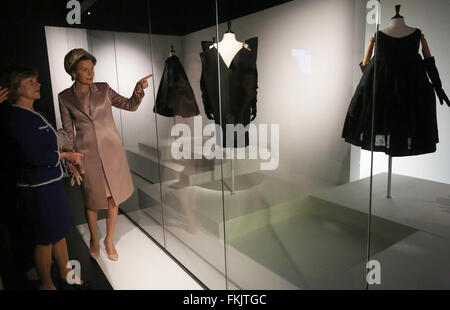 Anversa, Belgio. 09Mar, 2016. Il compagno di vita del Presidente tedesco, Daniela Schadt, e Regina Mathilde (R) visitare l'Accademia di Moda di Anversa, Belgio, 09 marzo 2016. Il Presidente tedesco è su una visita di tre giorni in Belgio. Foto: WOLFGANG KUMM/dpa/Alamy Live News Foto Stock