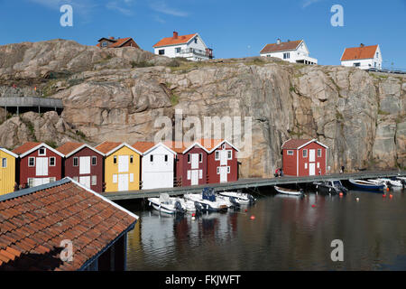 Tradizionale rosso falu case di pescatori in porto, Smögen, Bohuslän, sulla costa sud-ovest della Svezia, Svezia, Scandinavia, Europa Foto Stock