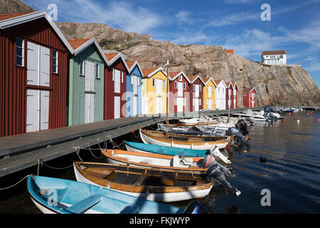 Tradizionale rosso falu case di pescatori in porto, Smögen, Bohuslän, sulla costa sud-ovest della Svezia, Svezia, Scandinavia, Europa Foto Stock
