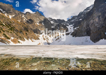 La Czarny Staw pod Rysami lago e monte Rysy nei monti Tatra in Polonia in una giornata di sole. Foto Stock