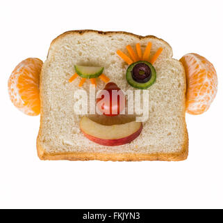 Felice faccia il pane fatto con la frutta e la verdura isolato su bianco Foto Stock