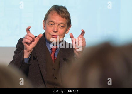 Amburgo, Germania. 09Mar, 2016. Franz Wilhelm Kaiser, il nuovo direttore del Bucerius Kunst Forum gallery di Amburgo, parla durante la sua presentazione ad Amburgo, Germania, 09 marzo 2016. La lunga curatore del Gemeentemuseum Den Haag si sta muovendo ad Amburgo. Foto: LUKAS SCHULZE/dpa/Alamy Live News Foto Stock