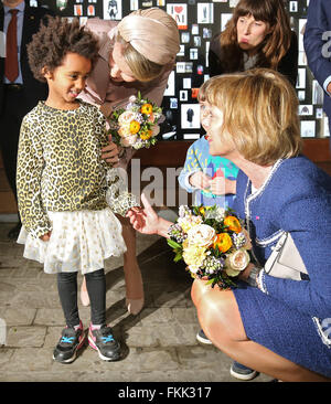 Anversa, Belgio. 09Mar, 2016. Il compagno di vita del Presidente tedesco, Daniela Schadt (R), e Regina Mathilde (C) visitare l'Accademia di Moda e sono accolti dai bambini con fiori di Anversa, Belgio, 09 marzo 2016. Il Presidente tedesco è su una visita di tre giorni in Belgio. Foto: WOLFGANG KUMM/dpa/Alamy Live News Foto Stock