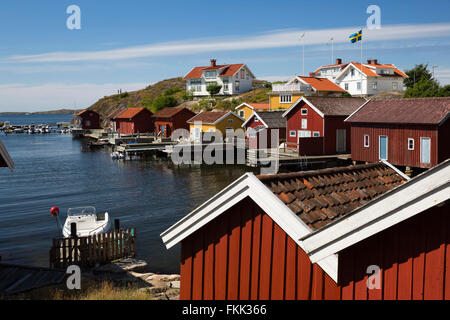 Rosso Falu case di pescatori in porto, Hälleviksstrand, Orust, Bohuslän, sulla costa sud-ovest della Svezia, Svezia, Scandinavia, Europa Foto Stock