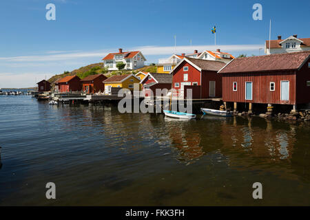 Rosso Falu case di pescatori in porto, Hälleviksstrand, Orust, Bohuslän, sulla costa sud-ovest della Svezia, Svezia, Scandinavia, Europa Foto Stock