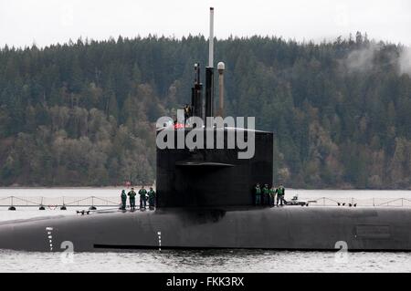 Gli Stati Uniti Navy Ohio-class missile balistico sommergibile USS Louisiana transita il cofano Canal come la barca ritorna a casa a base navale Kitsap-Bangor a seguito di una routine deterrente strategico patrol Marzo 4, 2016 in Puget Sound, Washington. Foto Stock