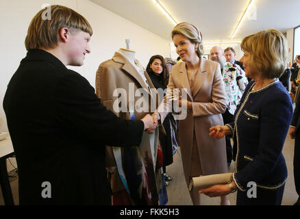 Anversa, Belgio. 09Mar, 2016. Il compagno di vita del Presidente tedesco, Daniela Schadt (R), e Regina Mathilde (C) parlare con tedesco studente di moda, Timo Zuerndorf, presso l'Accademia di Moda di Anversa, Belgio, 09 marzo 2016. Il Presidente tedesco è su una visita di tre giorni in Belgio. Foto: WOLFGANG KUMM/dpa/Alamy Live News Foto Stock