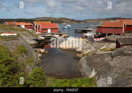 Tradizionale rosso falu case di pescatori, Käringön isola, Bohuslän, sulla costa sud-ovest della Svezia, Svezia, Scandinavia, Europa Foto Stock