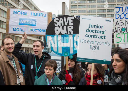 Londra, Inghilterra. 9 Mar 2016. I medici in formazione sulla linea di picchetto a St.Thomas' ospedale all'inizio del loro 48 ore di sciopero nazionale. David Rowe/Alamy Live News Foto Stock