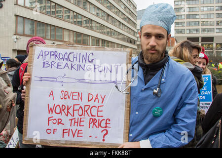 Londra, Inghilterra. 9 Mar 2016. I medici in formazione sulla linea di picchetto a St.Thomas' ospedale all'inizio del loro 48 ore di sciopero nazionale. David Rowe/Alamy Live News Foto Stock