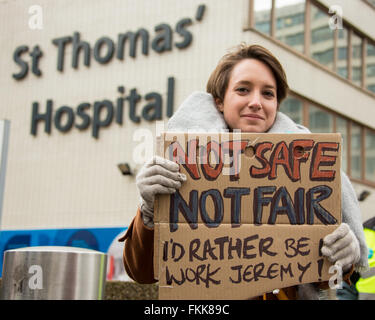 Londra, Inghilterra. 9 Mar 2016. I medici in formazione sulla linea di picchetto a St.Thomas' ospedale all'inizio del loro 48 ore di sciopero nazionale. David Rowe/Alamy Live News Foto Stock