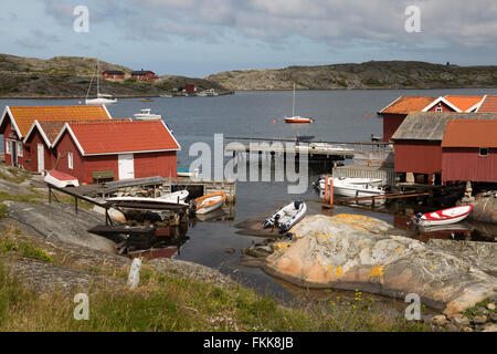 Tradizionale rosso falu case di pescatori, Käringön isola, Bohuslän, sulla costa sud-ovest della Svezia, Svezia, Scandinavia, Europa Foto Stock