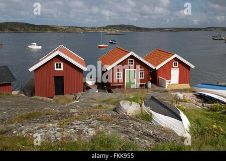 Tradizionale rosso falu case di pescatori, Käringön isola, Bohuslän, sulla costa sud-ovest della Svezia, Svezia, Scandinavia, Europa Foto Stock