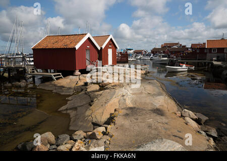 Tradizionale rosso falu case di pescatori, Käringön isola, Bohuslän, sulla costa sud-ovest della Svezia, Svezia, Scandinavia, Europa Foto Stock