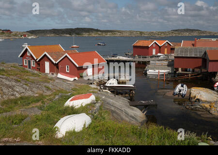 Tradizionale rosso falu case di pescatori, Käringön isola, Bohuslän, sulla costa sud-ovest della Svezia, Svezia, Scandinavia, Europa Foto Stock