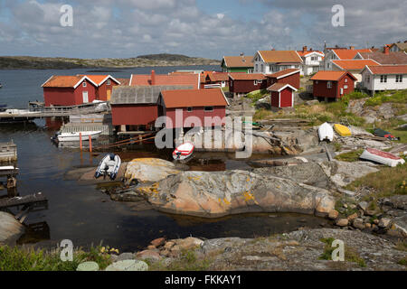 Tradizionale rosso falu case di pescatori, Käringön isola, Bohuslän, sulla costa sud-ovest della Svezia, Svezia, Scandinavia, Europa Foto Stock