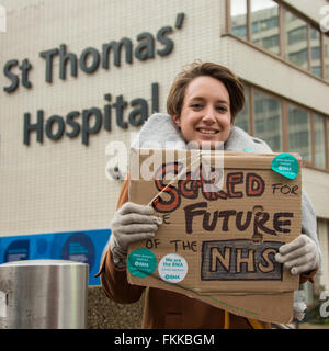 Londra, Inghilterra. 9 Mar 2016. I medici in formazione sulla linea di picchetto a St.Thomas' ospedale all'inizio del loro 48 ore di sciopero nazionale. David Rowe/Alamy Live News Foto Stock