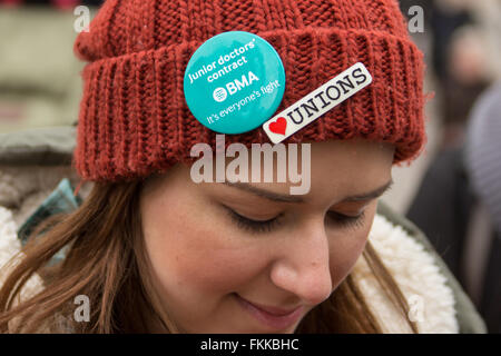 Londra, Inghilterra. 9 Mar 2016. I medici in formazione sulla linea di picchetto a St.Thomas' ospedale all'inizio del loro 48 ore di sciopero nazionale. David Rowe/Alamy Live News Foto Stock